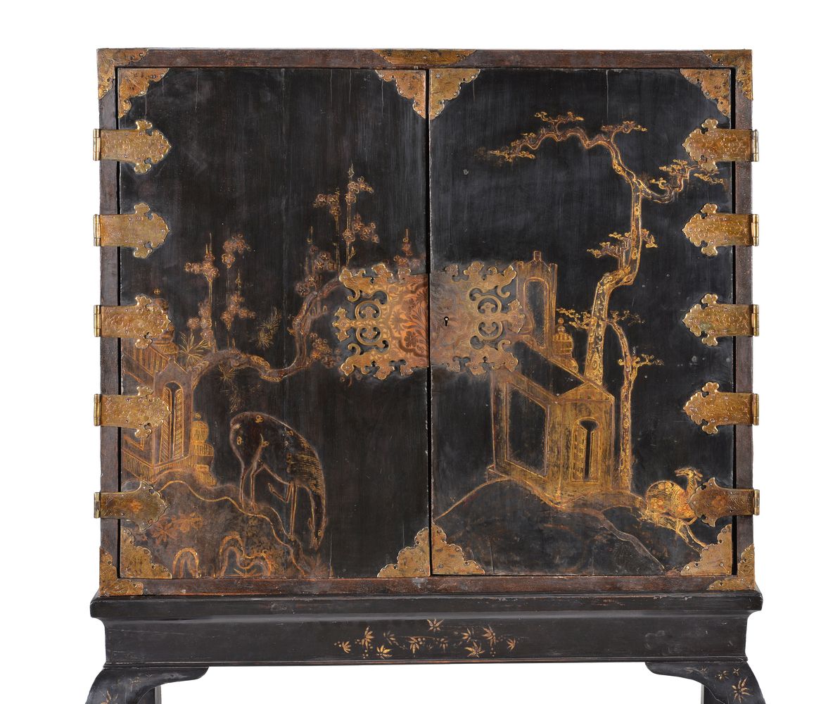 A black lacquer and gilt chinoiserie decorated cabinet on stand - Image 4 of 5