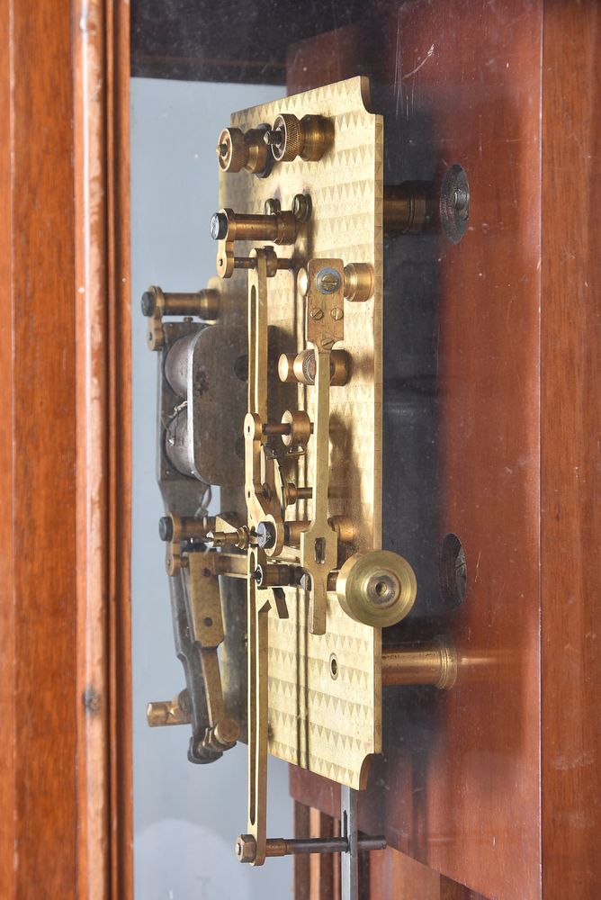 An interesting gilt brass electromagnetic master clock - Image 5 of 5