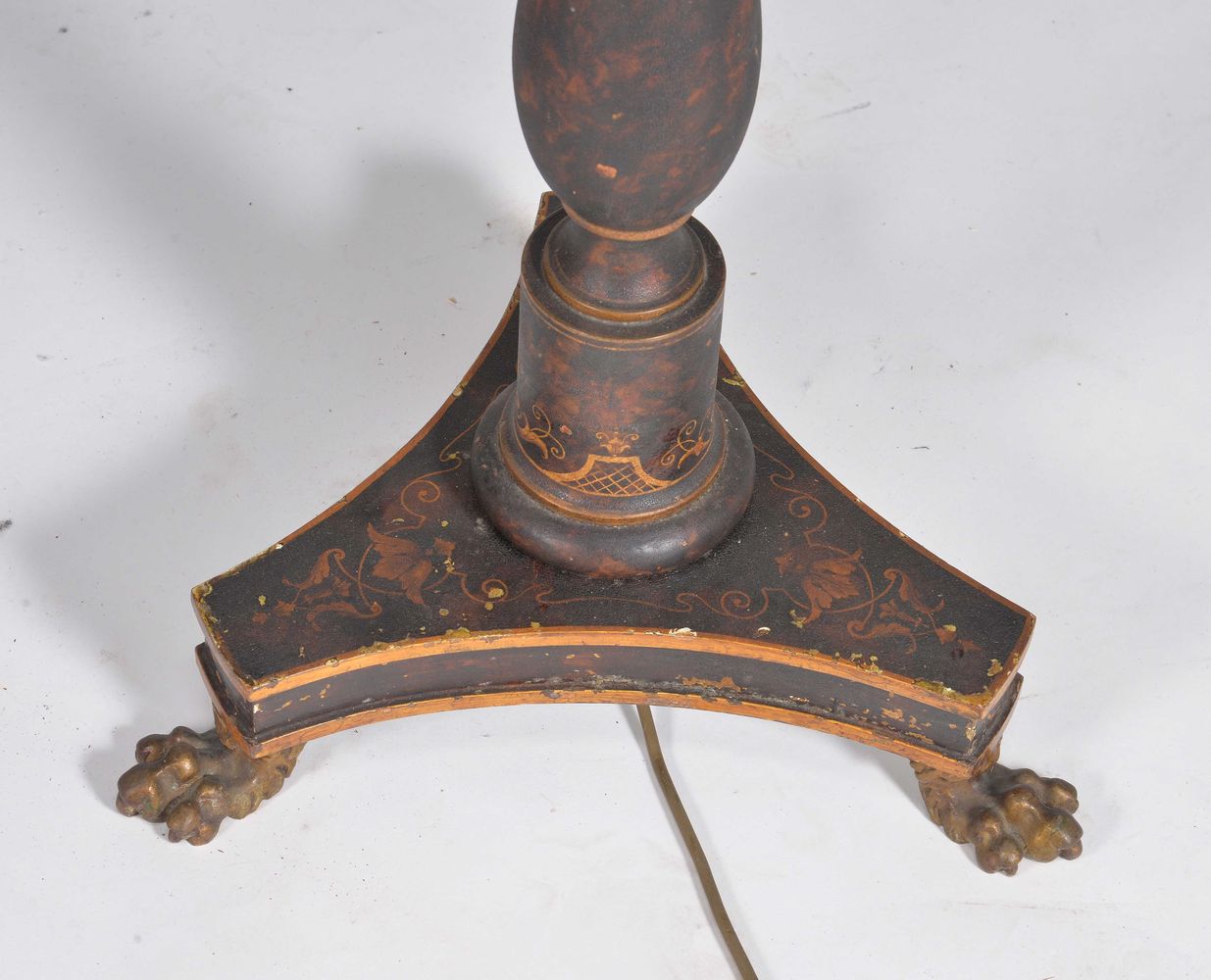 A Chinoiserie black lacquered and brass standard reading lamp - Image 3 of 3