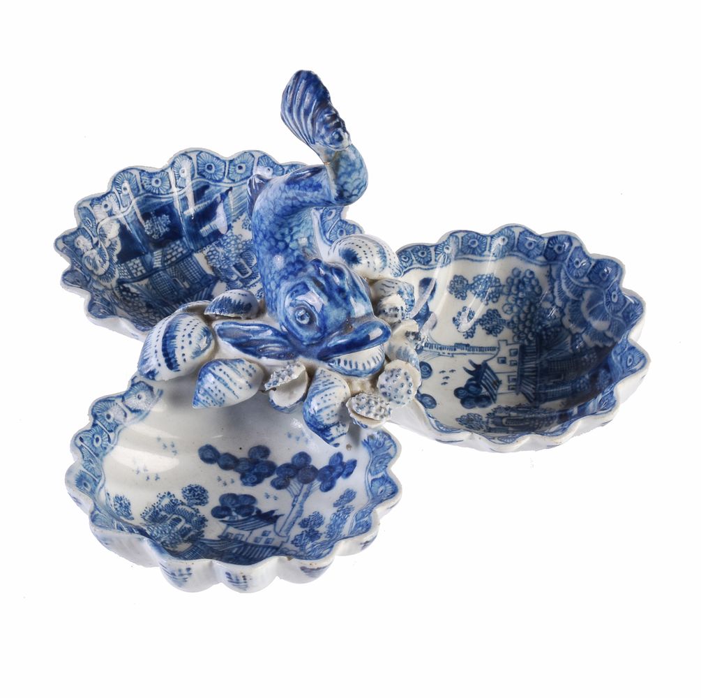 A Bow porcelain blue and white trefoil shell table salt with dolphin finial - Image 2 of 2