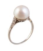 A cultured pearl ring