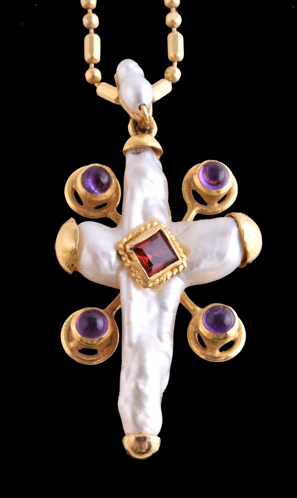 A freshwater cultured pearl, amethyst and garnet cross pendant on chain - Image 2 of 2