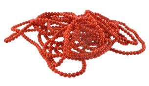 ϒ A single strand coral (corallium rubrum) bead necklace