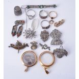 A small group of jewellery and costume jewellery