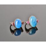 An oval cabochon blue stained chalcedony ring