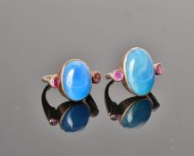 An oval cabochon blue stained chalcedony ring