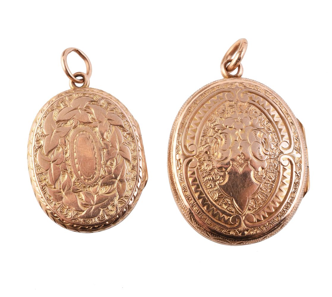 A gold coloured Mizpah locket - Image 2 of 4