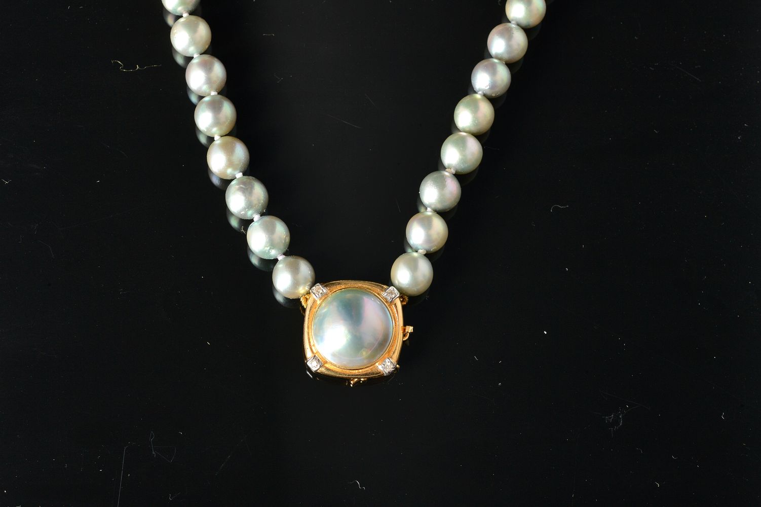 A single strand cultured pearl necklace