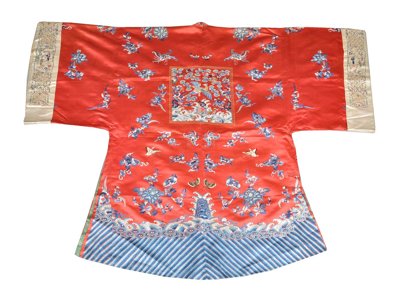 A Chinese red silk lady's semi-formal robe - Image 2 of 6