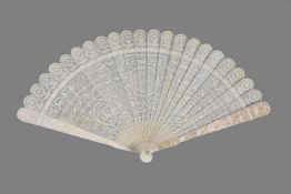 ϒ A good Chinese ivory brisé fan