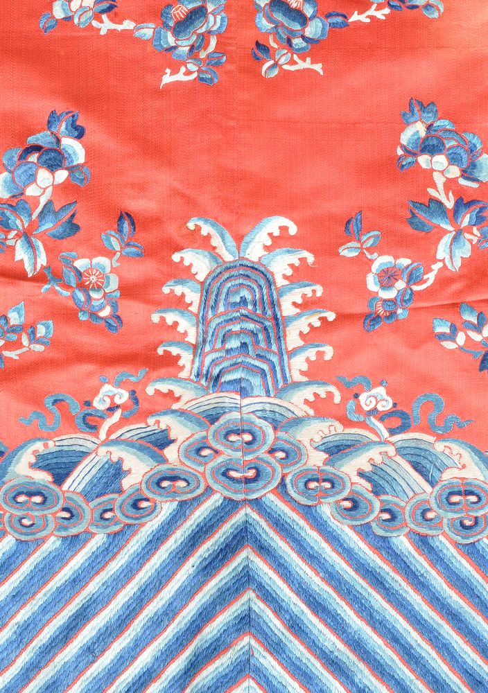 A Chinese red silk lady's semi-formal robe - Image 3 of 6