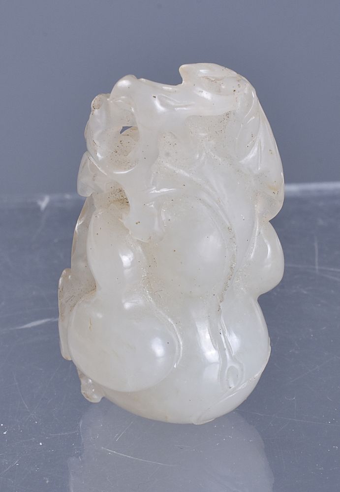 A Chinese white jade and russet 'Double gourd' pendant - Image 2 of 3