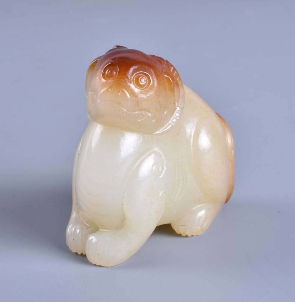 A white and russet jade carving of a mythical beast - Image 2 of 4