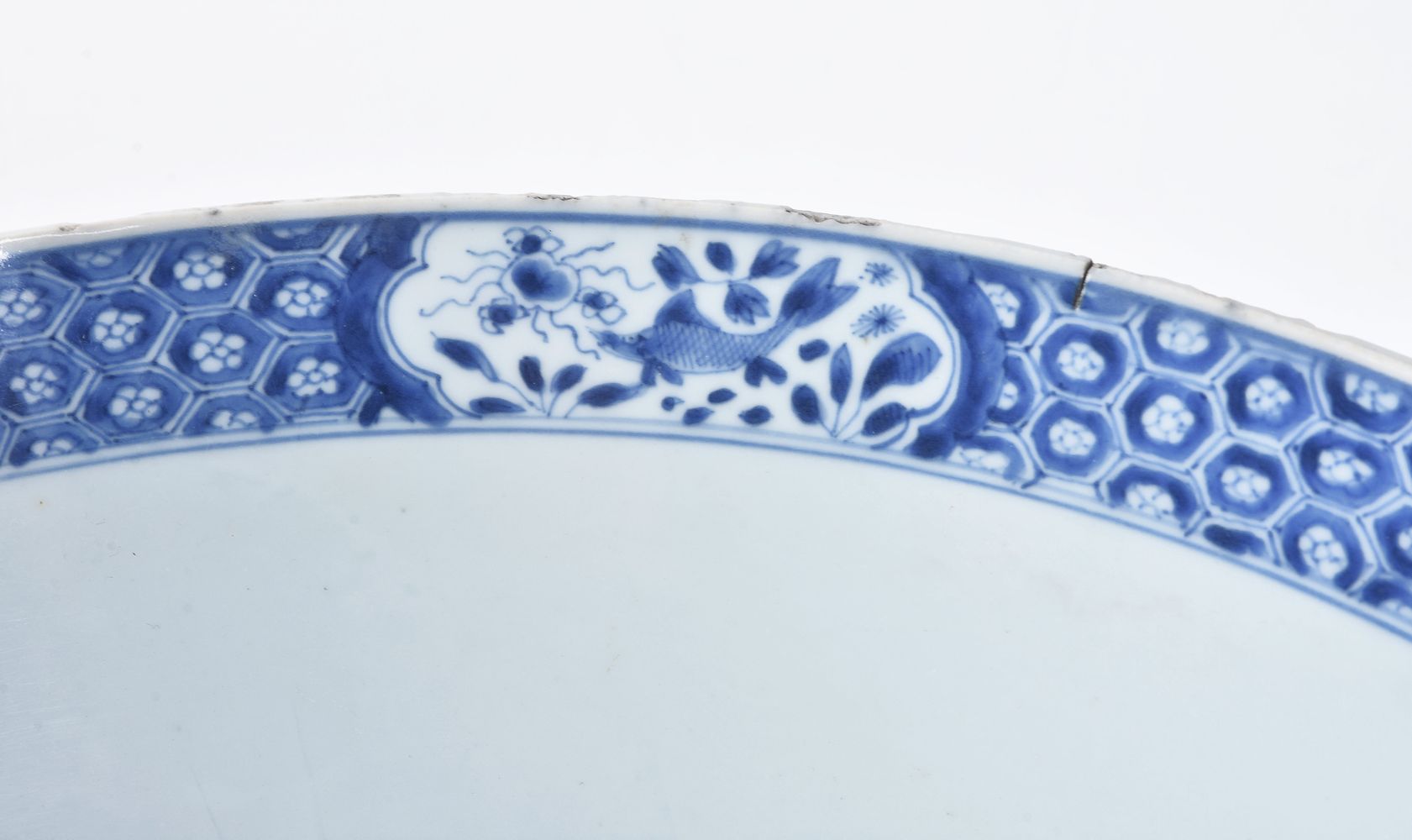 An attractive Chinese blue and white punch bowl - Image 8 of 8
