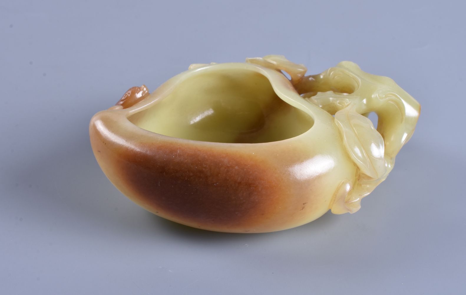 A yellow jade and russet peach-form water pot - Image 2 of 4