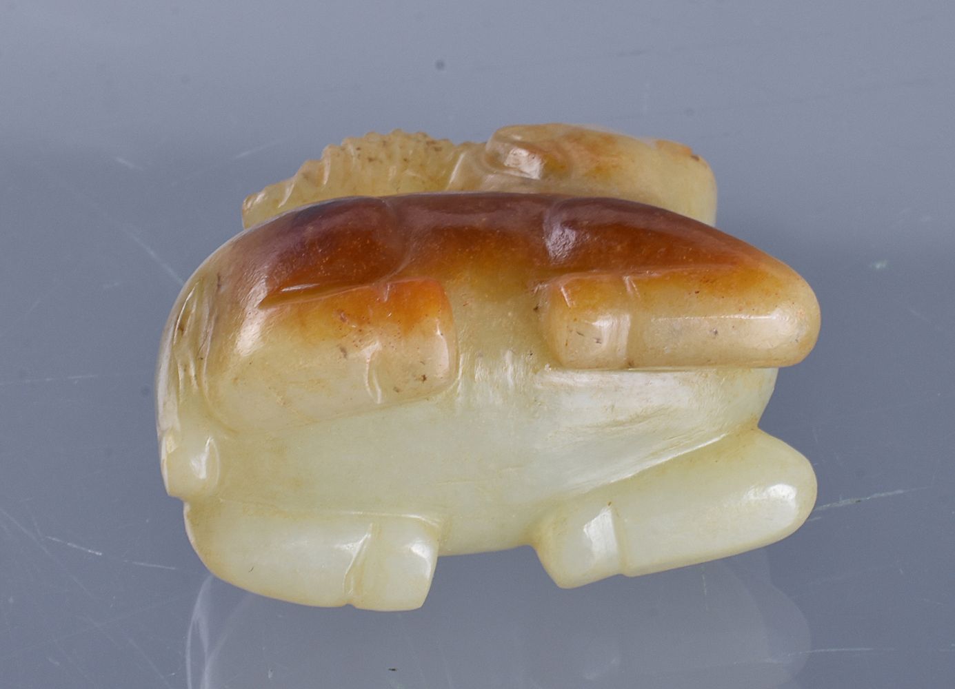 A small celadon and russet jade carving of a ram - Image 3 of 3