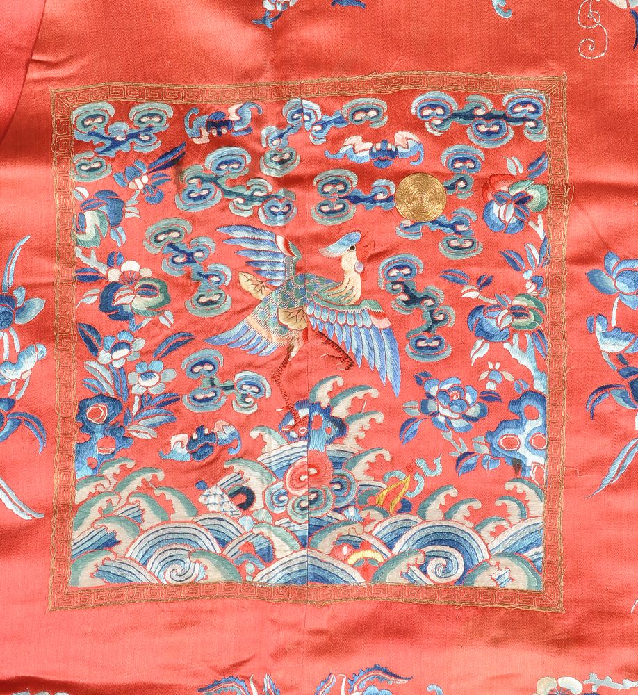 A Chinese red silk lady's semi-formal robe - Image 4 of 6