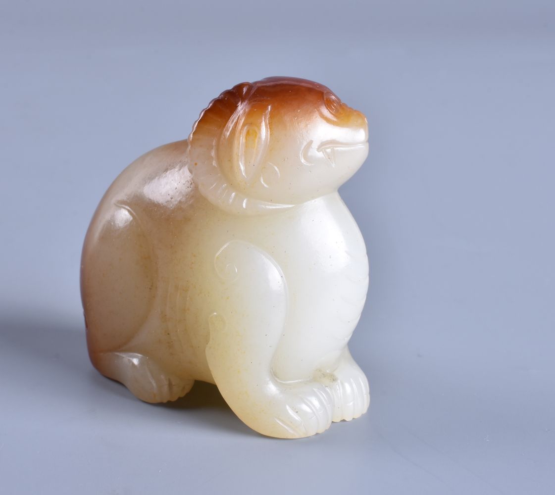 A white and russet jade carving of a mythical beast - Image 3 of 4