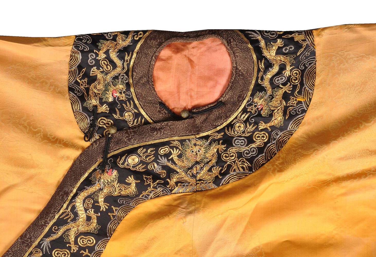 A Chinese golden yellow silk damask informal women's robe - Image 4 of 5