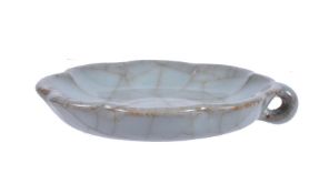 A Chinese guan-type lobed snuff dish