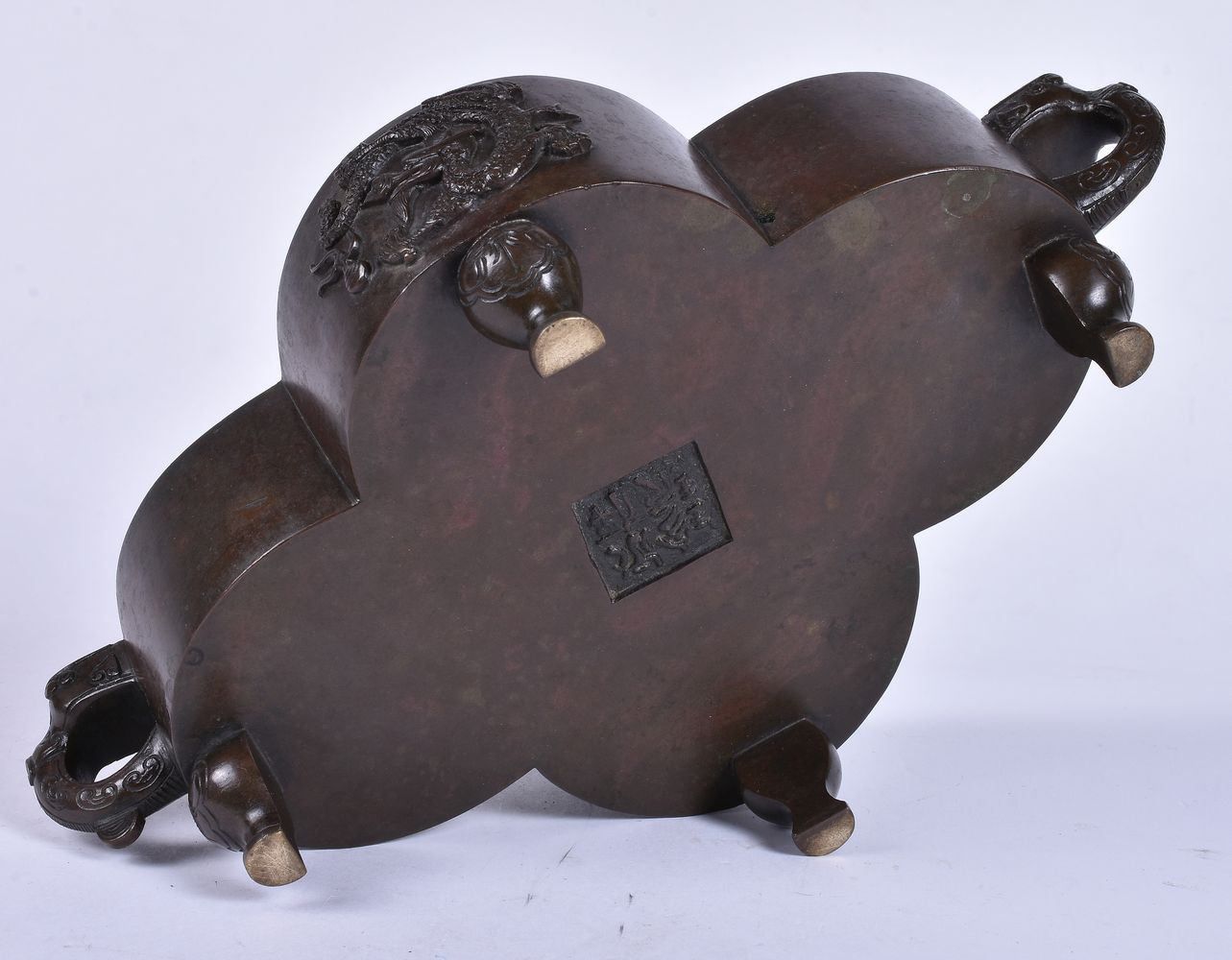 A Chinese quatrefoil bronze censer - Image 5 of 6