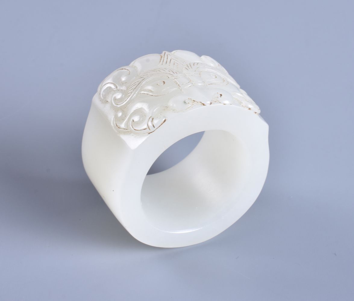 A Chinese white jade archer's ring - Image 2 of 3