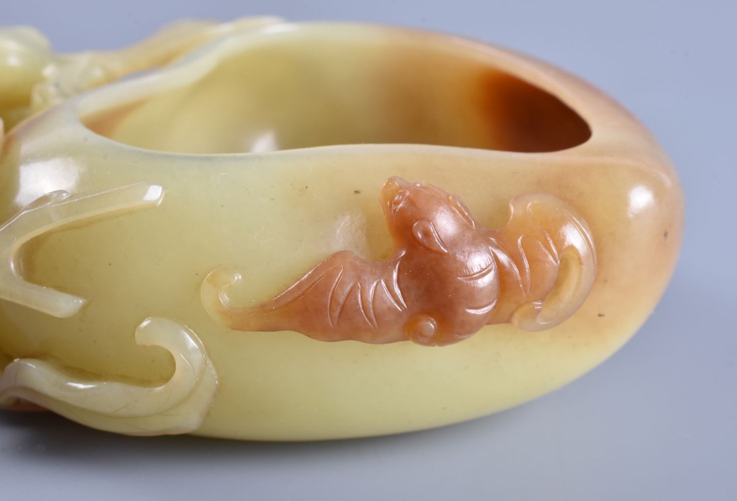 A yellow jade and russet peach-form water pot - Image 3 of 4