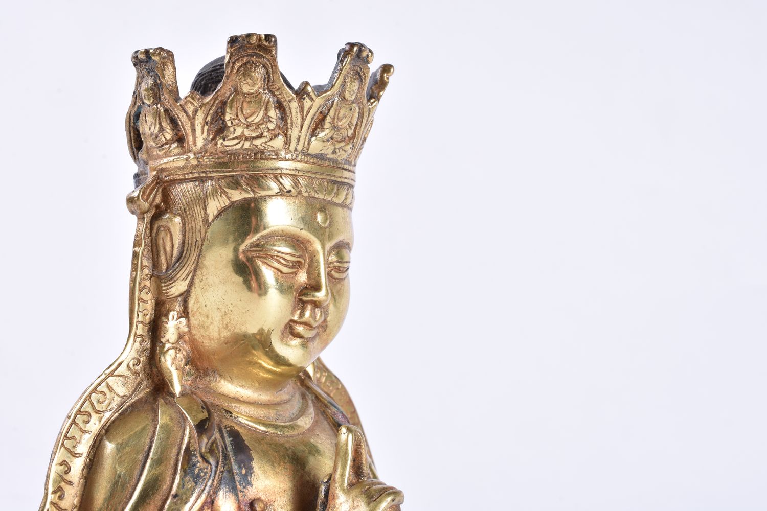 A Chinese gilt-bronze figure of Vairochana - Image 5 of 6