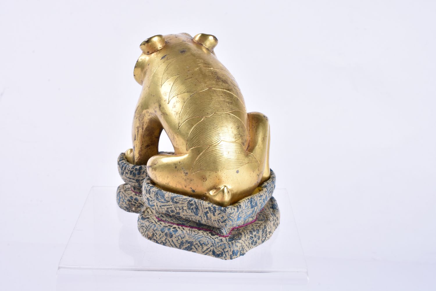 A Chinese gilt bronze figure of a seated bear - Image 4 of 4