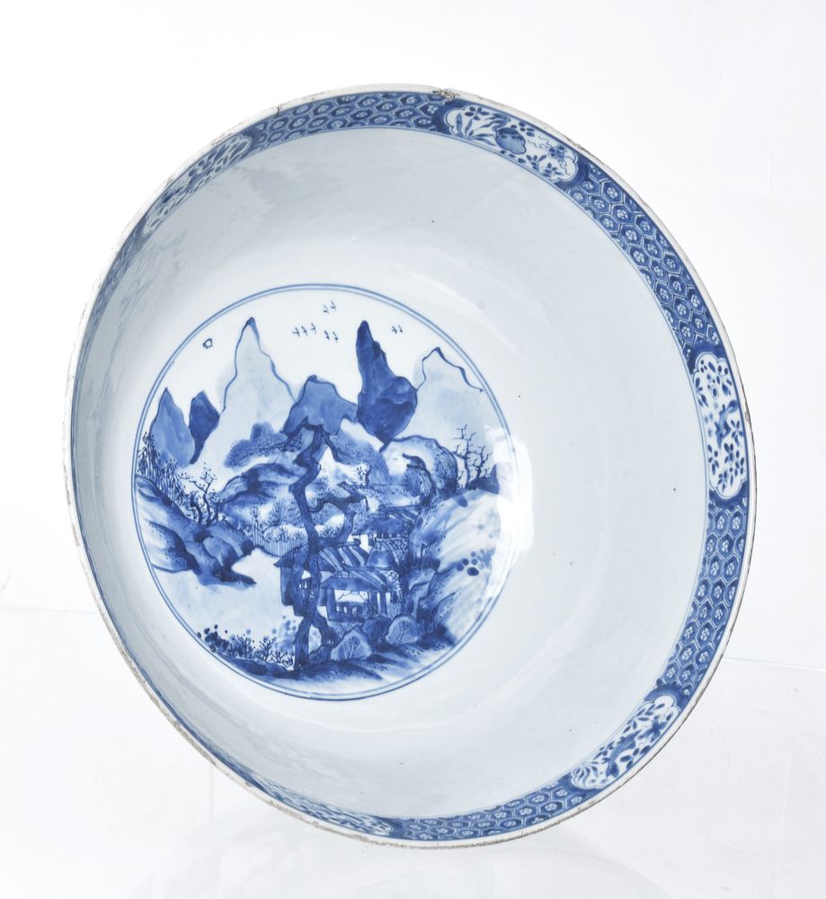An attractive Chinese blue and white punch bowl - Image 3 of 8