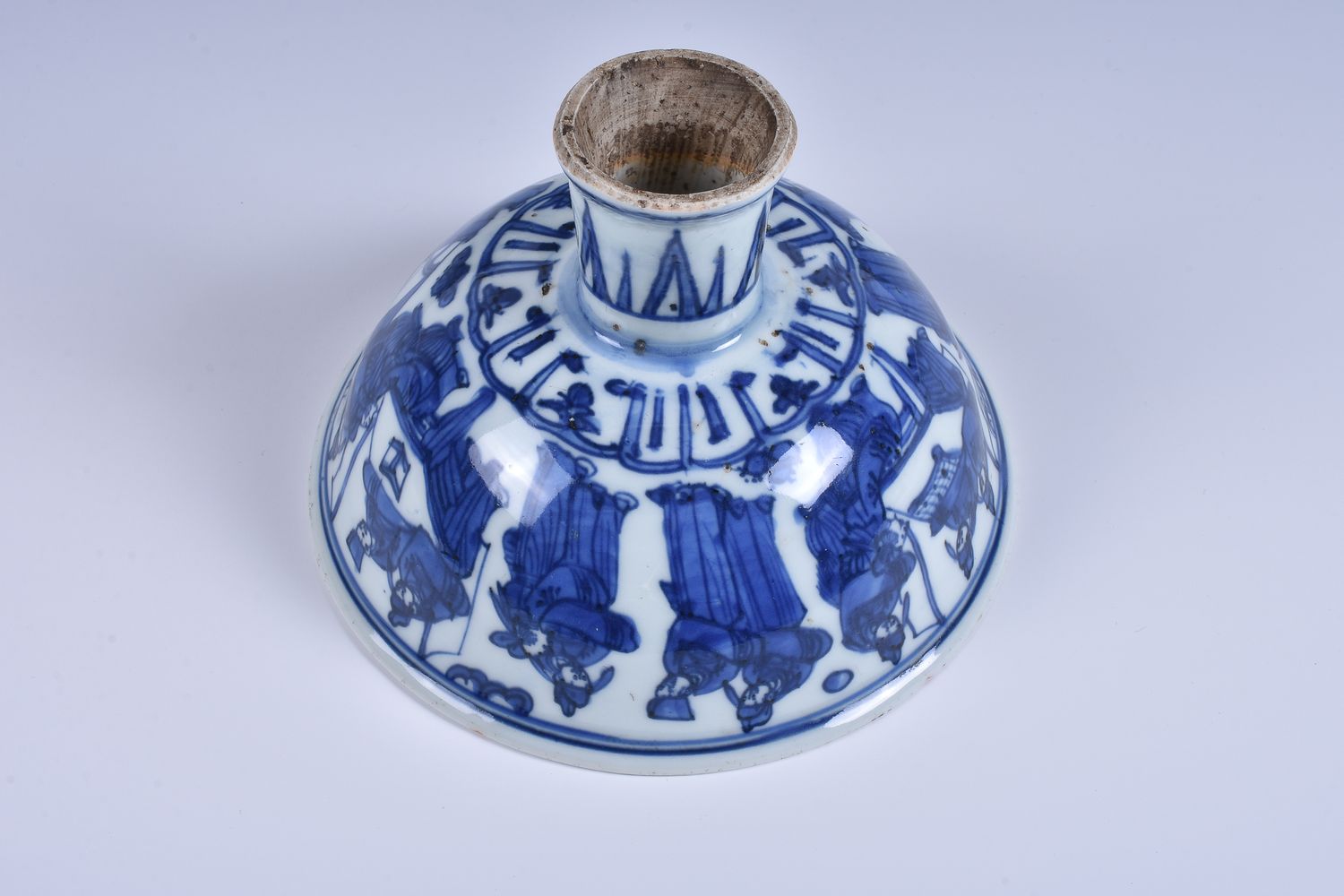 A Chinese blue and white 'Eighteen Scholars' stem cup - Image 4 of 4