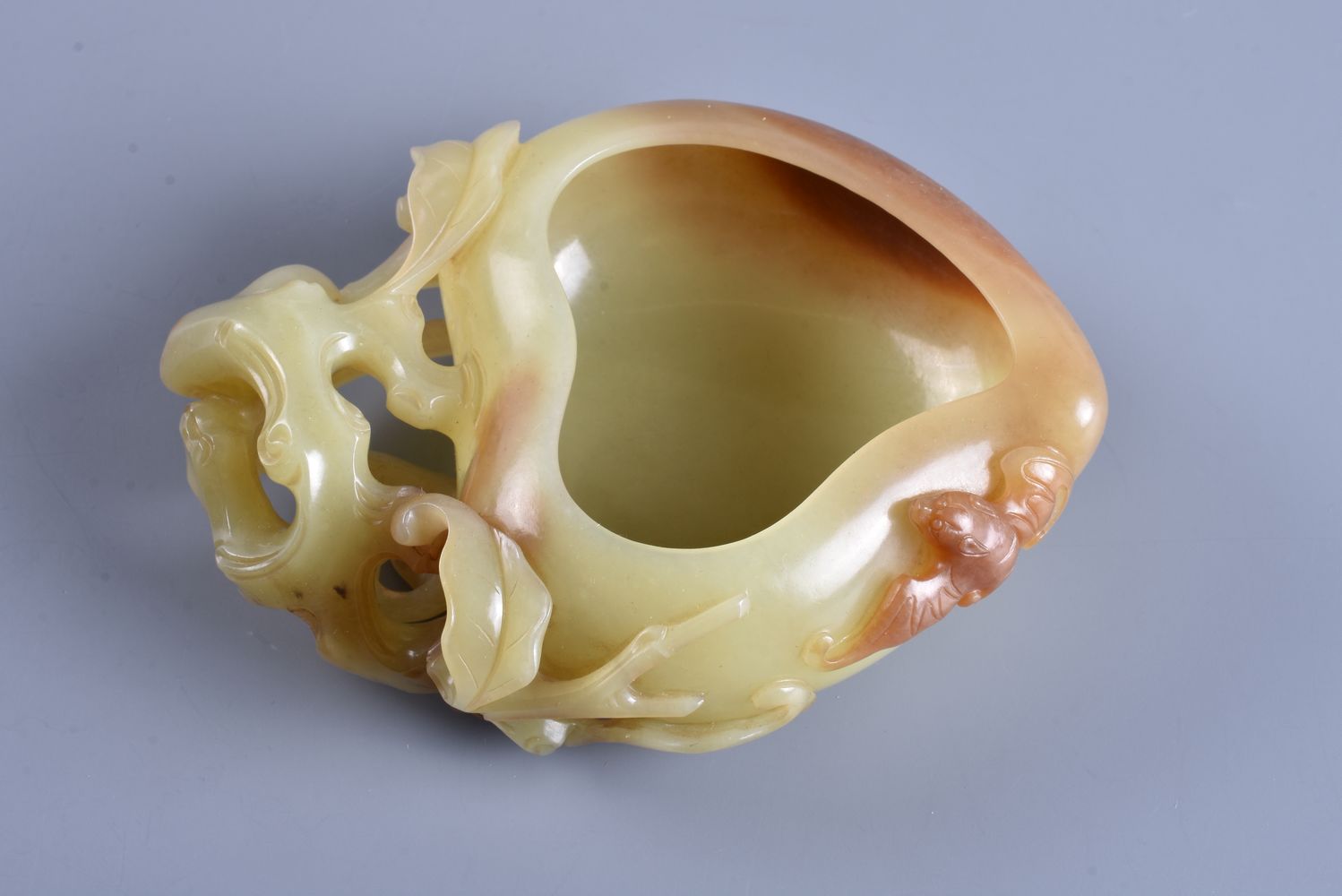 A yellow jade and russet peach-form water pot - Image 4 of 4