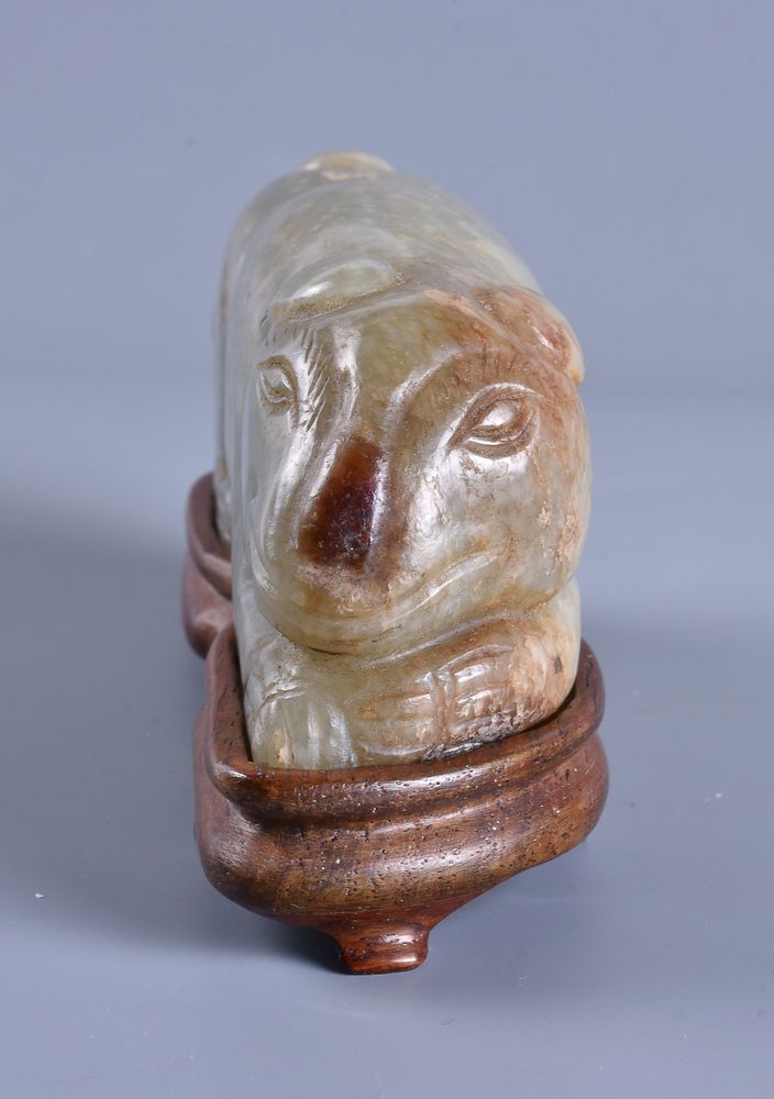 A Chinese mottled celadon jade model of a dog - Image 4 of 5