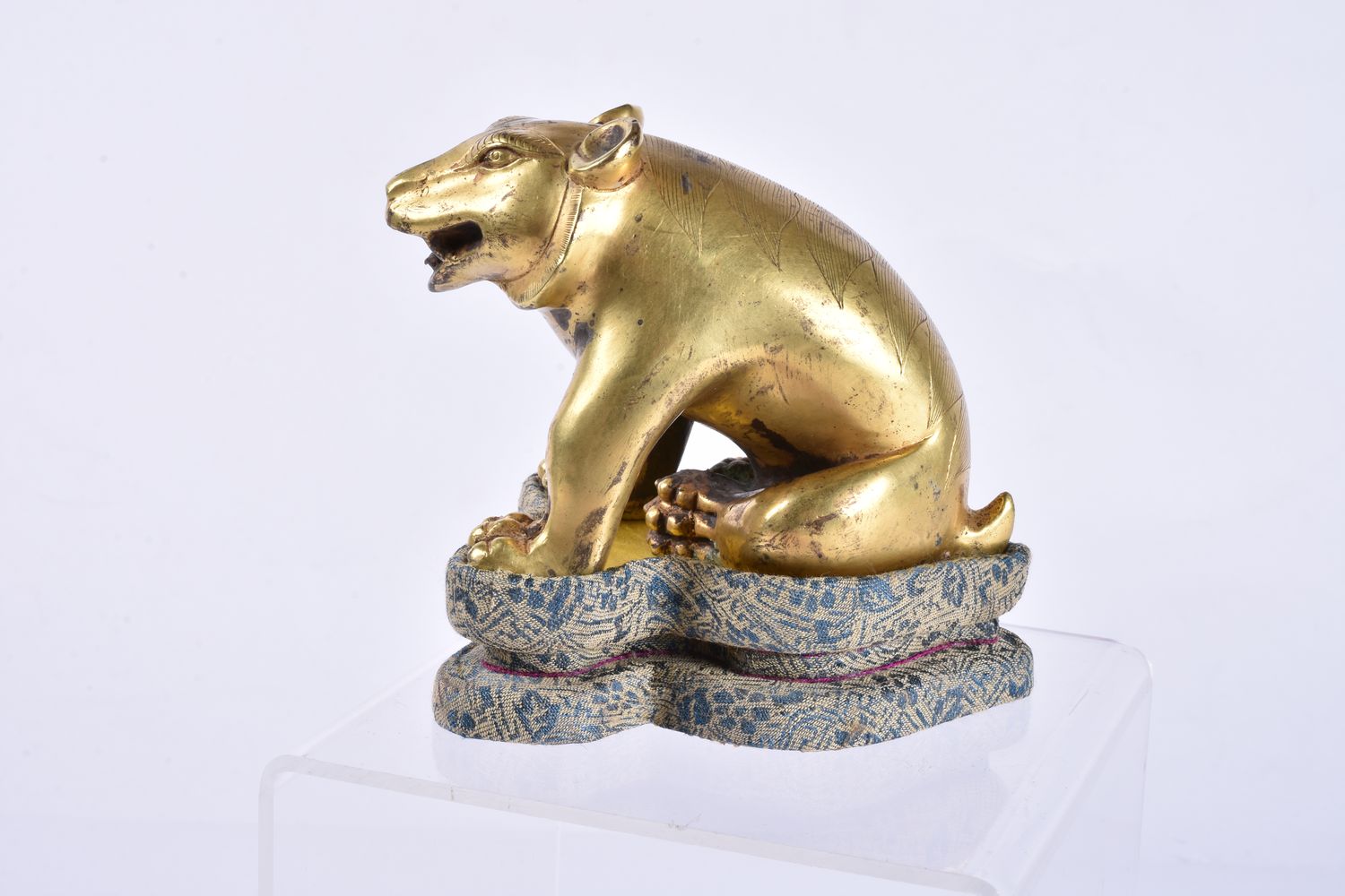 A Chinese gilt bronze figure of a seated bear - Image 3 of 4