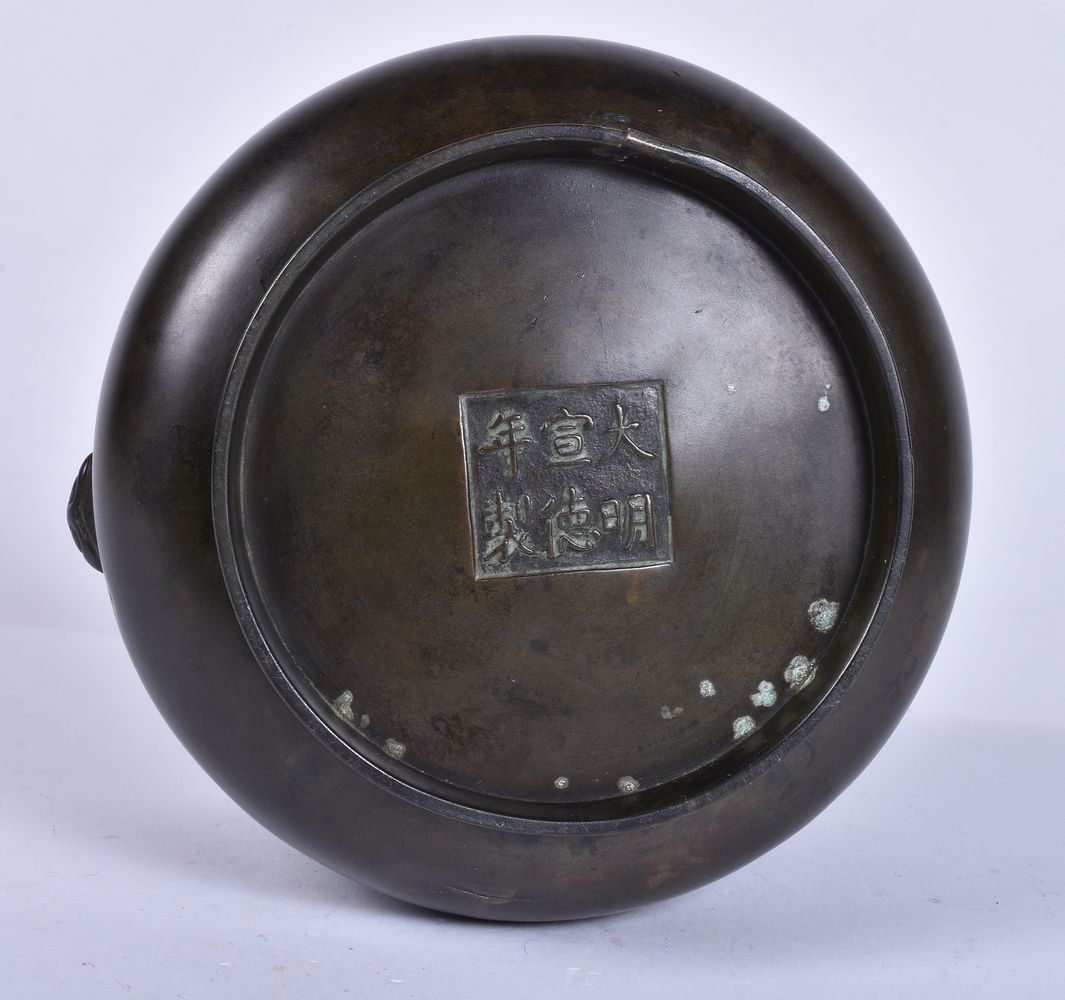 A Chinese bronze two-handled censer - Image 3 of 4