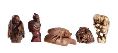 ϒ Sato Masayoshi: A Wood Netsuke of a Shishi sitting on its haunches