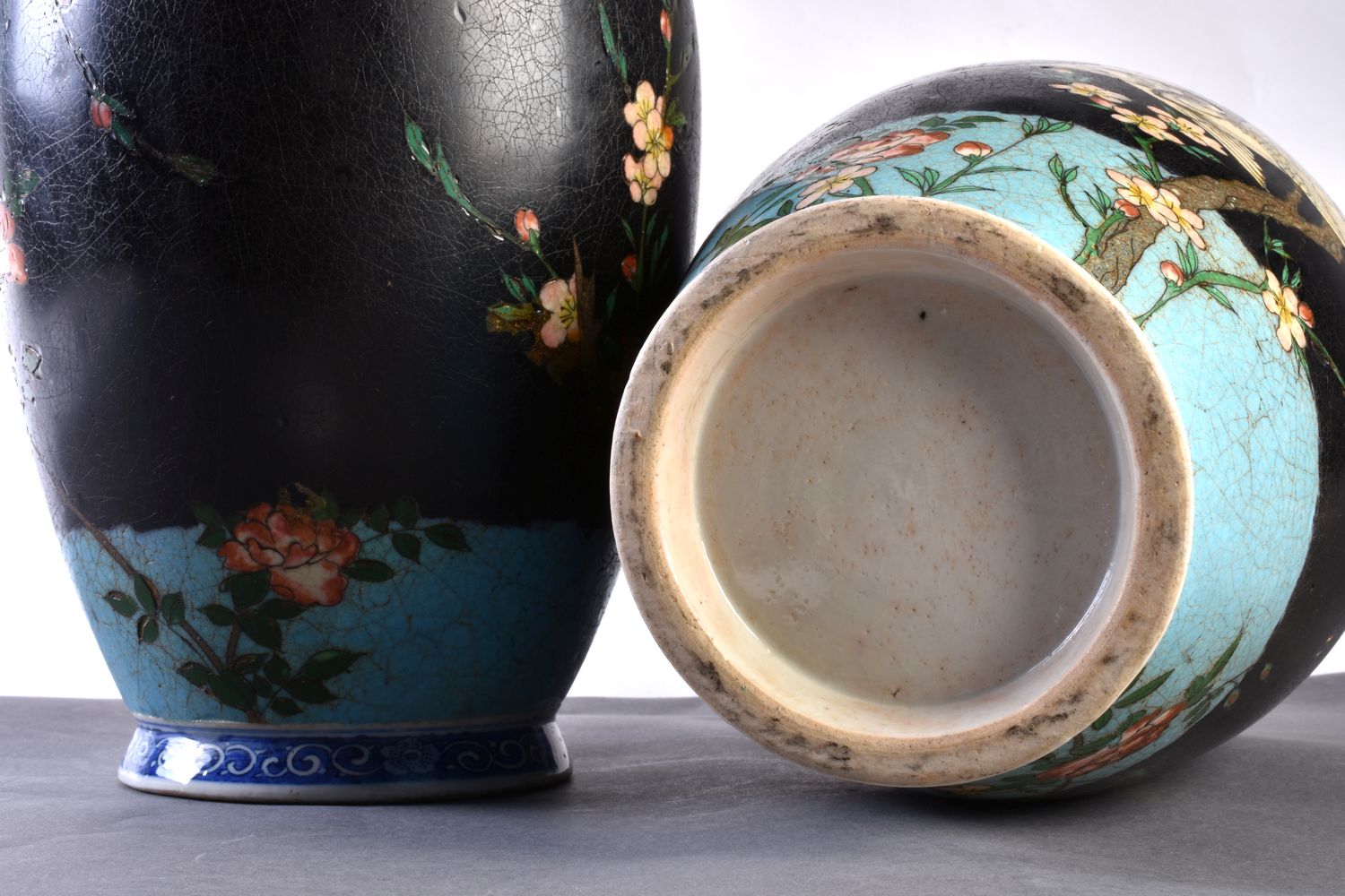 A Pair of Japanese Totai Enamelled Porcelain Vases in the style of Chubei - Image 5 of 5