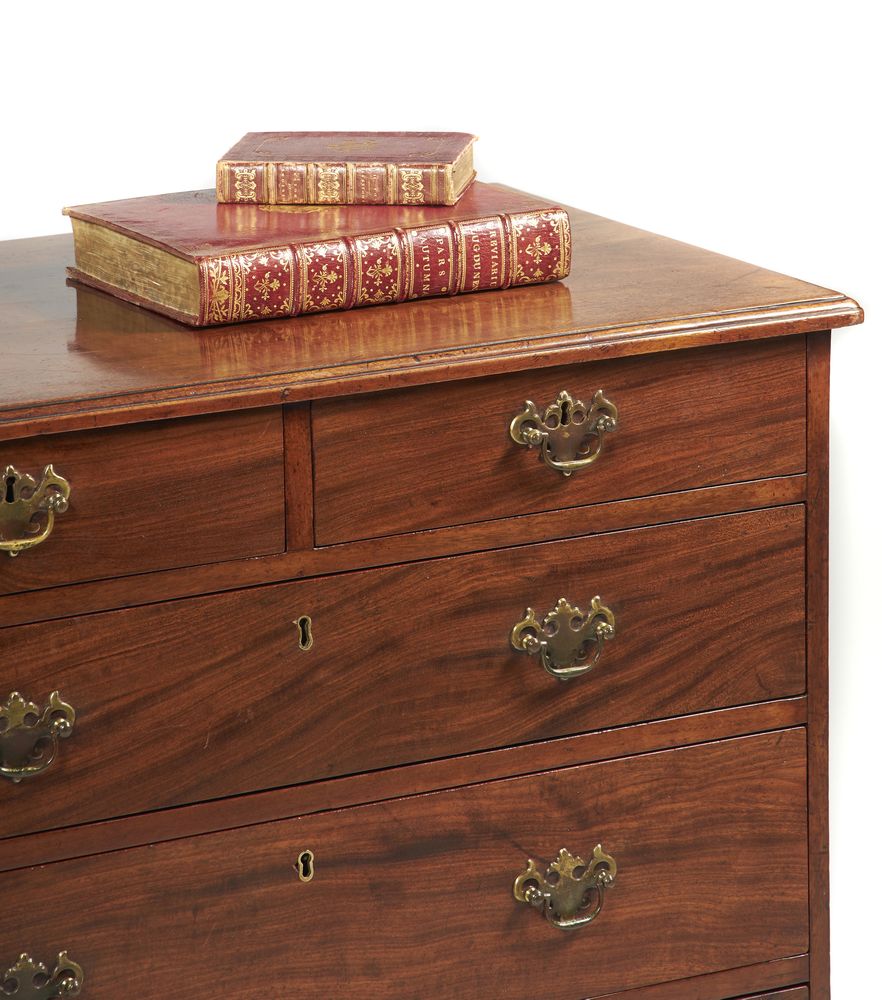 A George III mahogany chest of drawers, circa 1780 - Image 2 of 2
