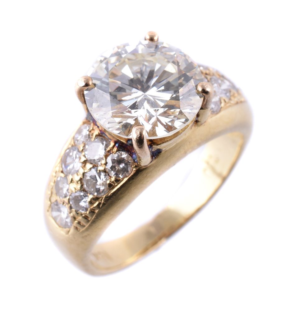 A diamond single stone ring