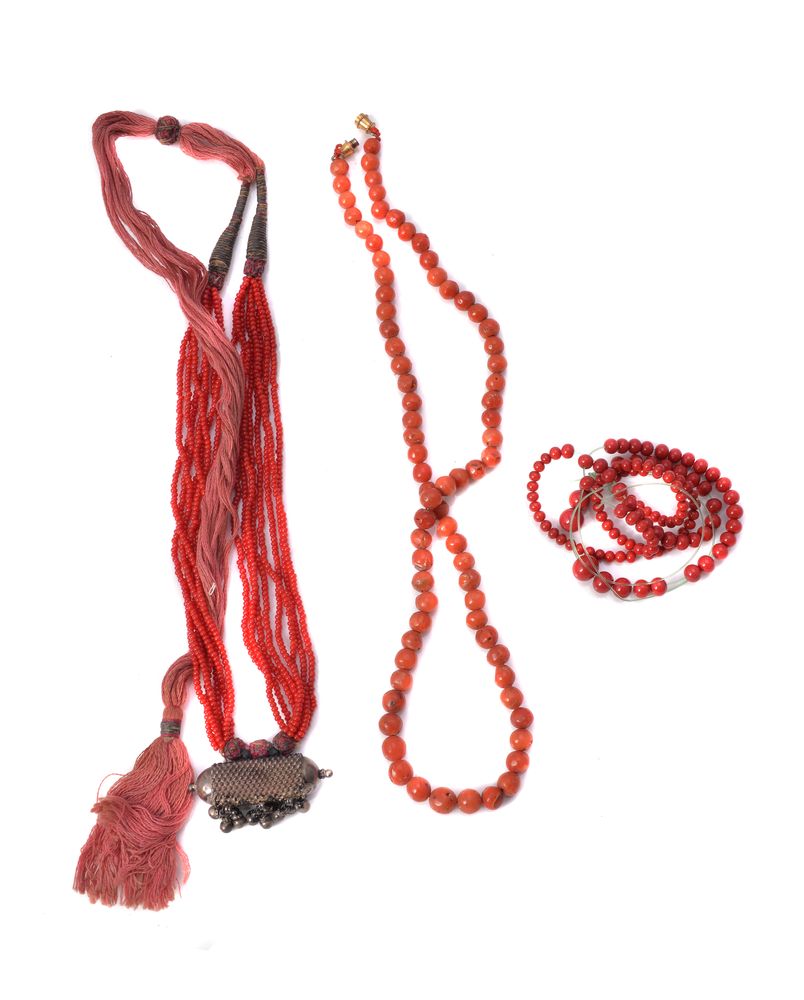 ϒ A single strand coral bead necklace