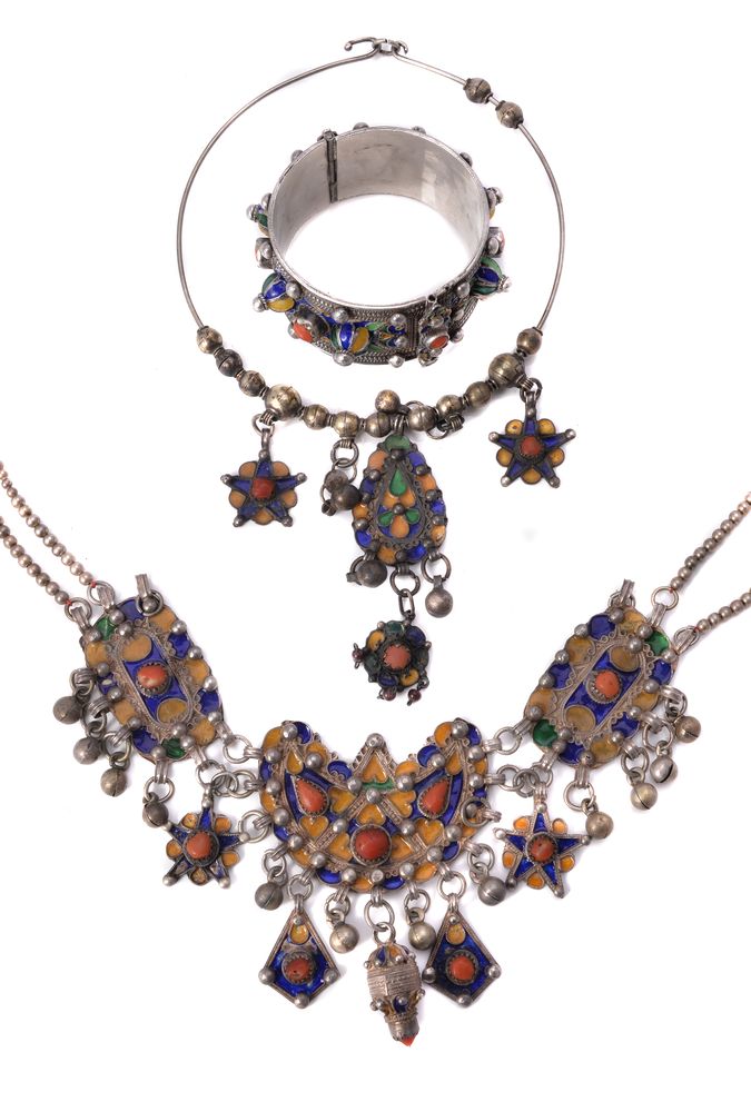 ϒ A Moroccan fringe necklace