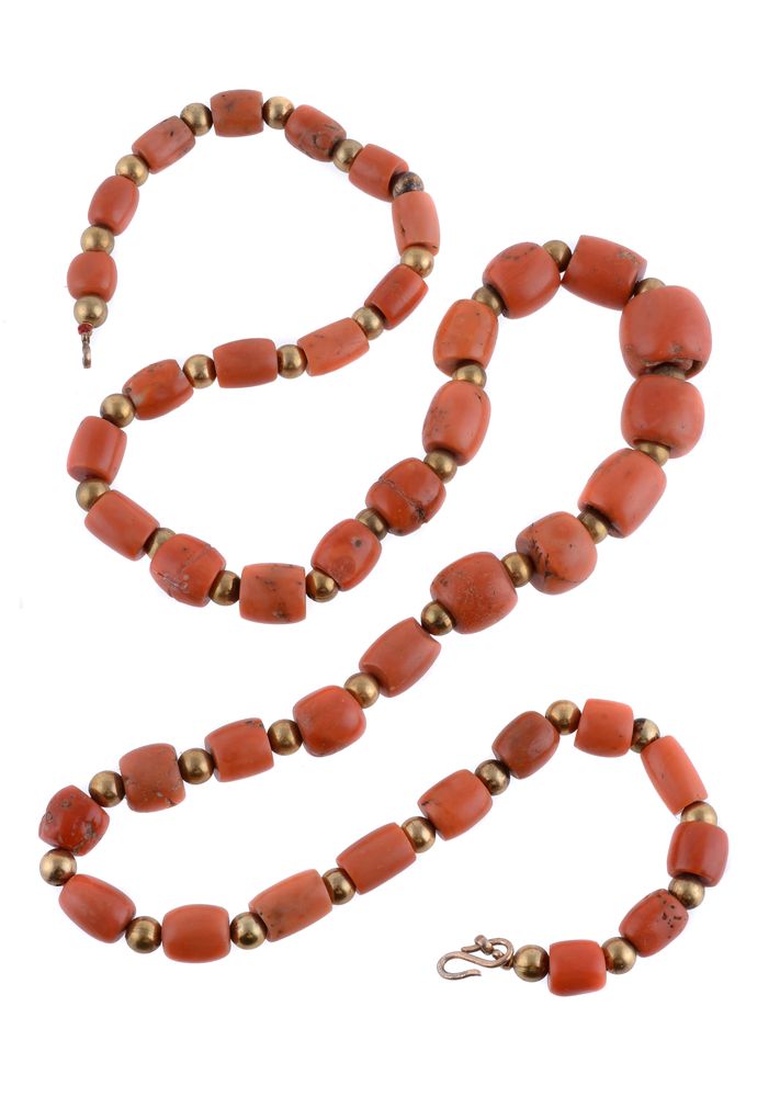 ϒ A single strand coral bead necklace