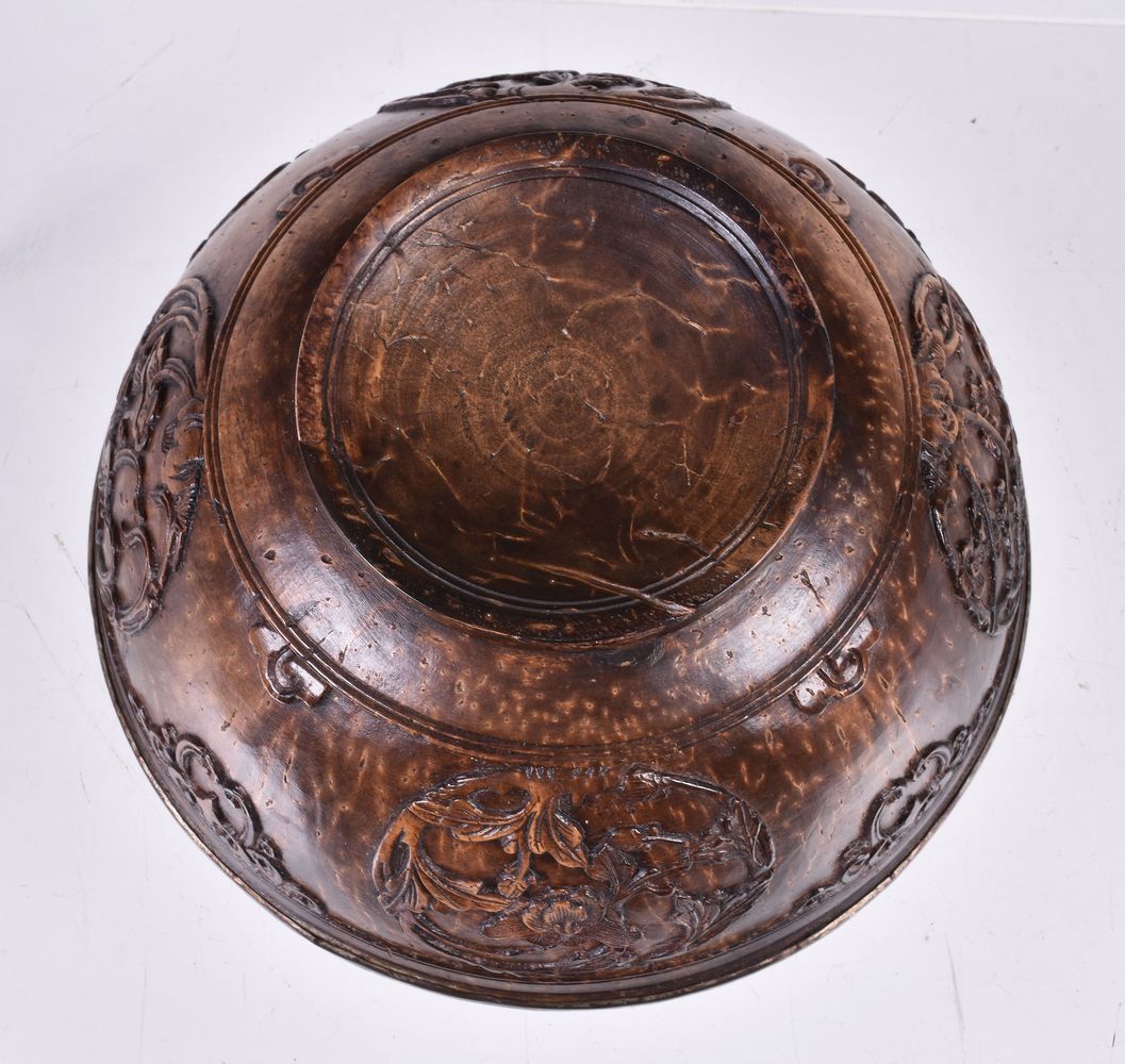 A Chinese carved coconut bowl - Image 5 of 5