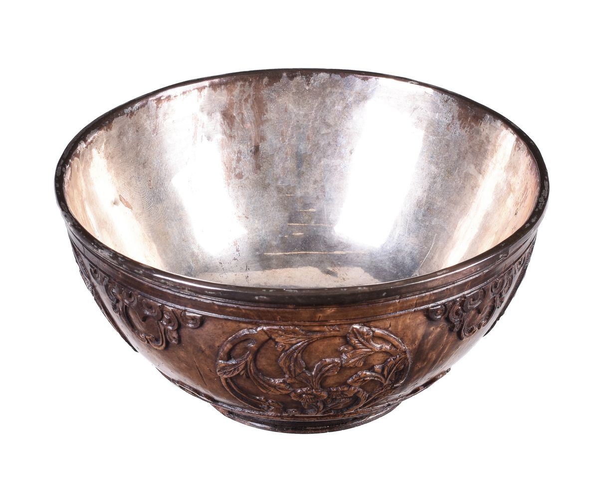 A Chinese carved coconut bowl - Image 2 of 5