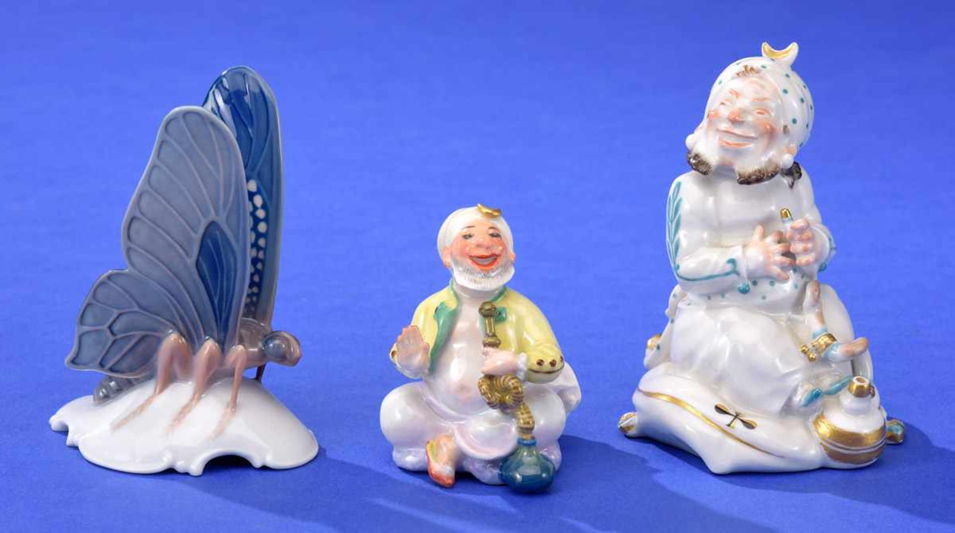 Drei FigurenKPM, Meissen und Rosenthal.Bunt staffiert. Manufakturmarken. H: 10 cm u. etwas kleiner.