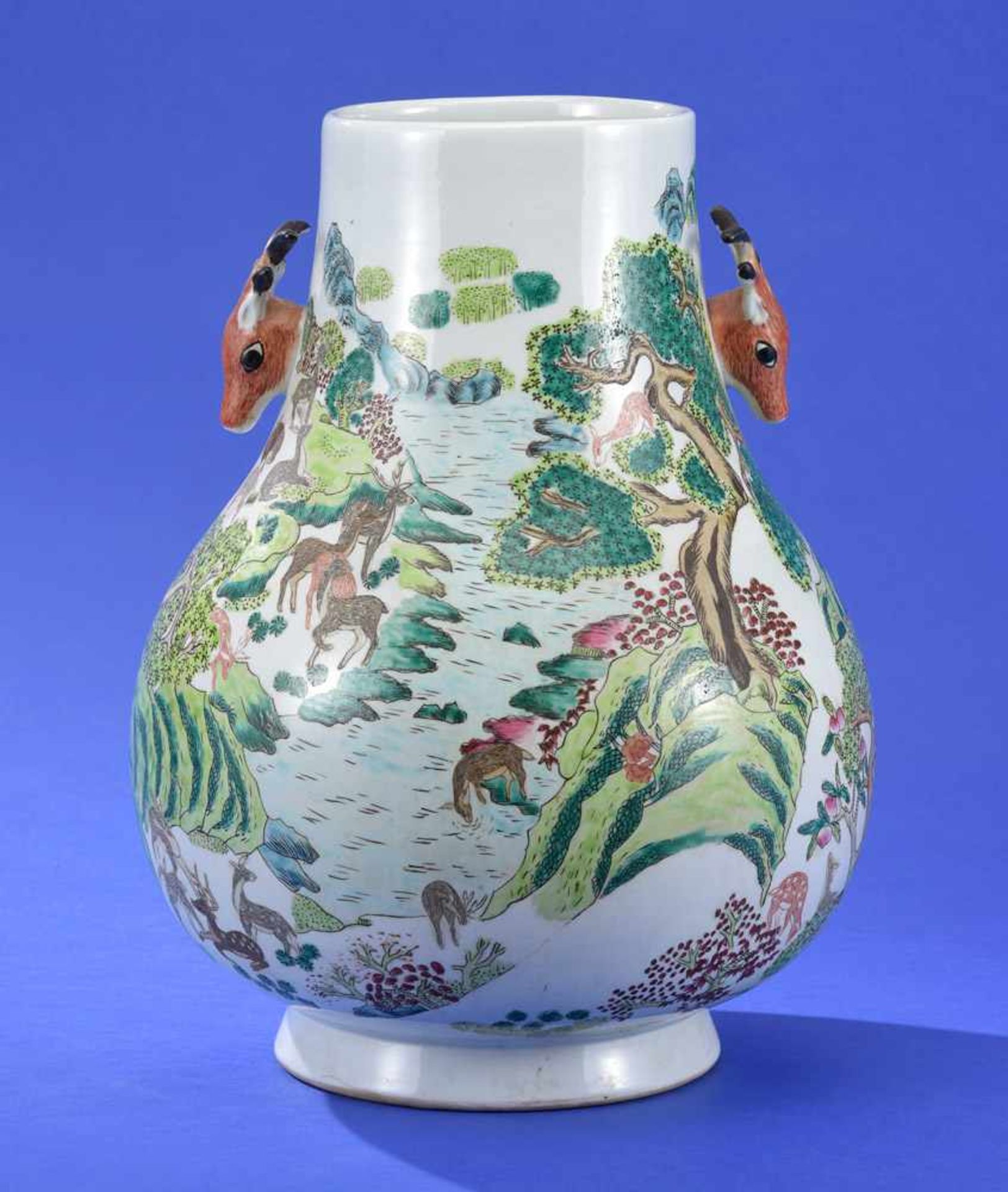 Vase China, 20. Jhdt.Umlaufendes Landschaftsdekor mit Hirschen. Bodenmarke. H 44 cm.