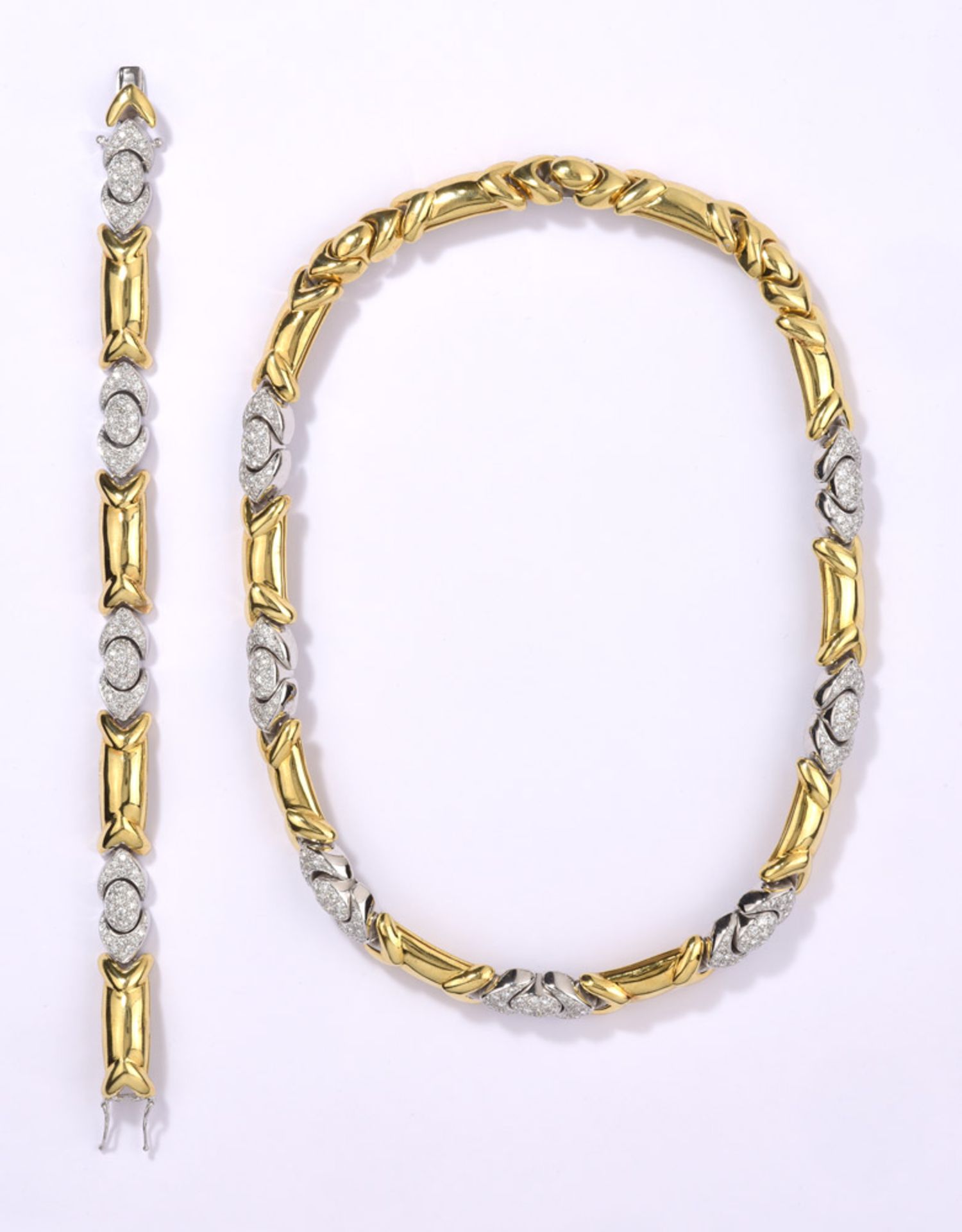 Collier und Armband750-Gelb-/Weißgold, Brillanten zus. 7,15 ct, top wesselton, lupenrein. Zus. 134
