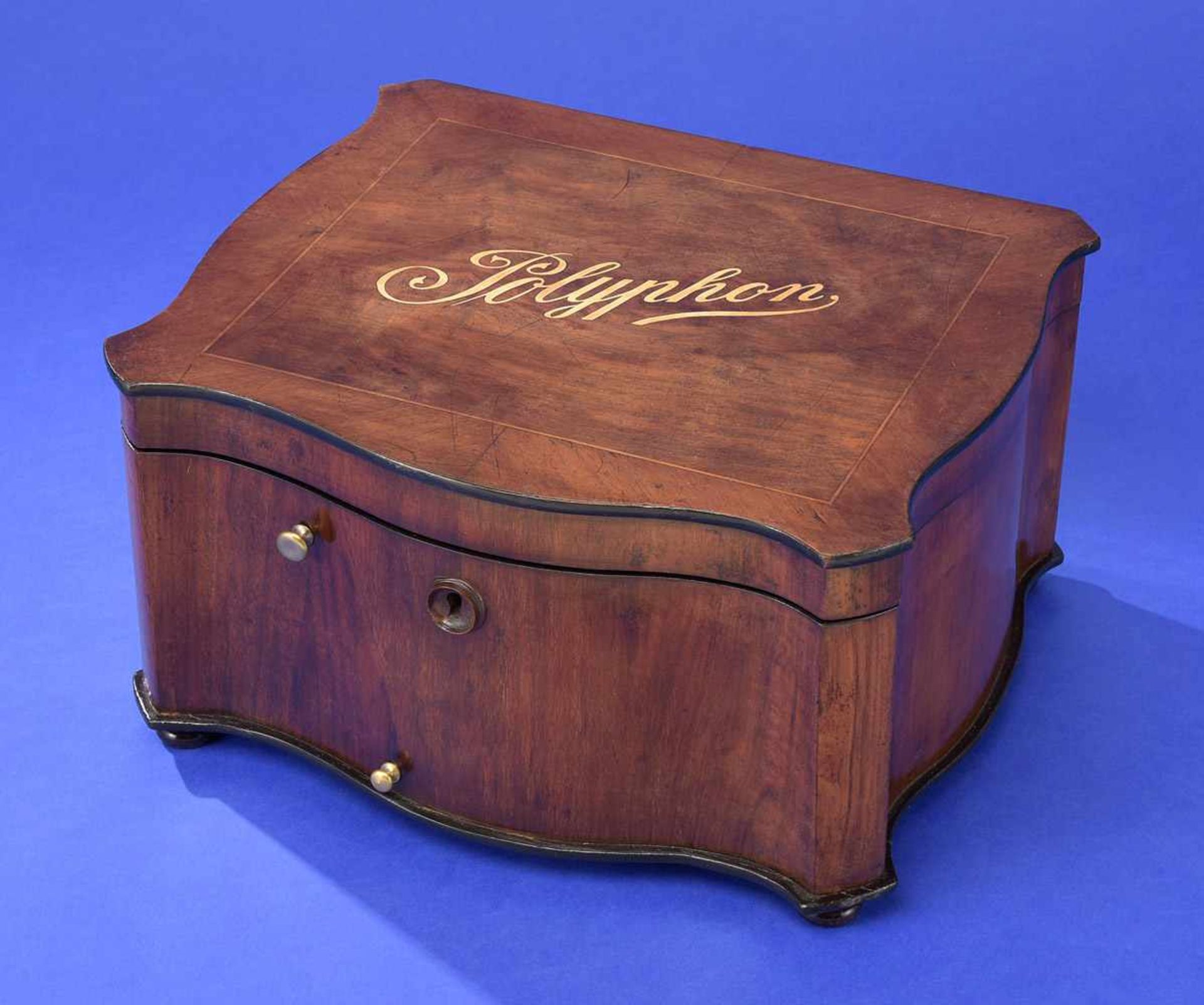 Plattenspieluhr der Marke Polyphon Um 1900Allseitig bewegtes Nussbaumgehäuse mit Zierintarsien. - Bild 2 aus 3