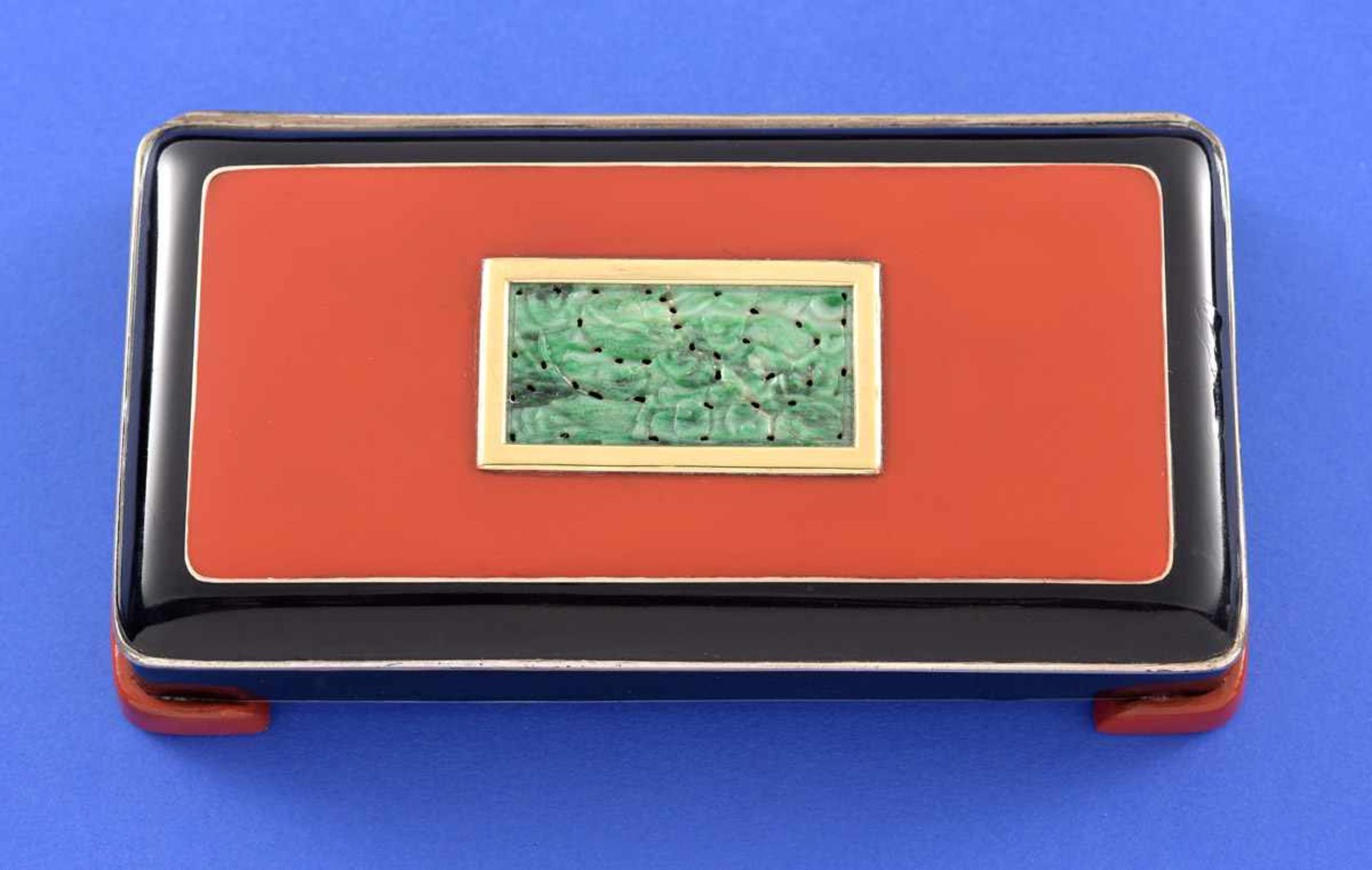 Art Deco-Zigarettendose Um 1930Silber, Gold und im Deckel mit eingearbeitetem Jaderelief. Best. H