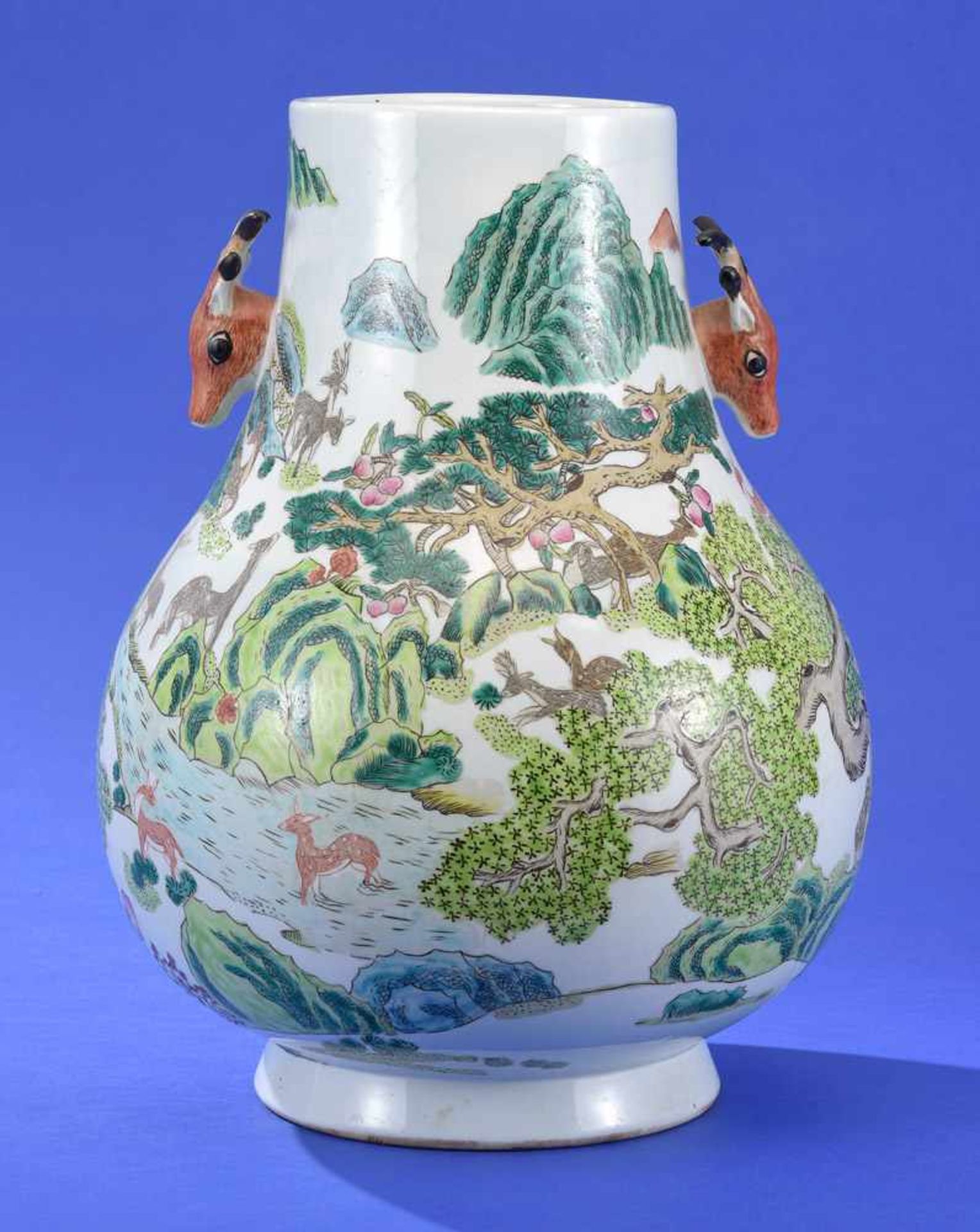 Vase China, 20. Jhdt.Umlaufendes Landschaftsdekor mit Hirschen. Bodenmarke. H 44 cm. - Image 2 of 3